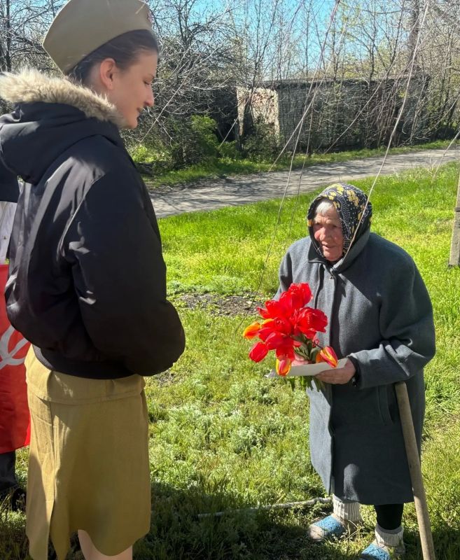 В эти дни, когда воздух наполнен предвкушением великого праздника – Дня Победы, учащиеся ровеньковских школ поздравили ветеранов и вручили им поздравительные письма от Президента РФ Владимира Путина В эти дни, когда воздух наполнен предвкушением великого праздника – Дня Победы, учащиеся ровеньковских школ поздравили ветеранов и вручили им поздравительные письма от Президента РФ Владимира Путина