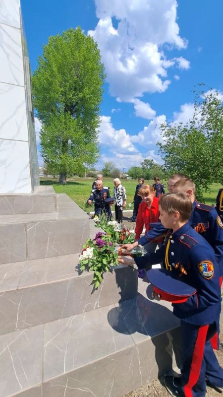 Казачата Станично-Луганской средней школы имени Грекова П.М. вместе с директором школы Ларисой Анатольевной Фатневой и педагогом-организатором Людмилой Михайловной Пелых приняли участие в торжественном возложении цветов к... Казачата Станично-Луганской средней школы имени Грекова П.М. вместе с директором школы Ларисой Анатольевной Фатневой и педагогом-организатором Людмилой Михайловной Пелых приняли участие в торжественном возложении цветов к...