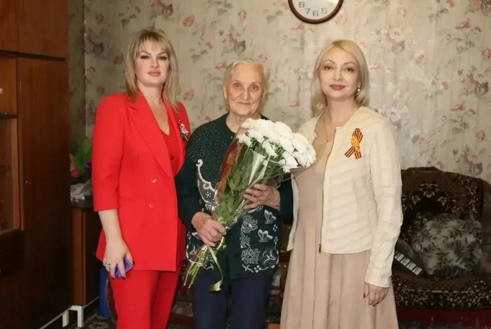 Министр здравоохранения ЛНР поздравила ветерана г.Стаханов с Днём Великой Победы Министр здравоохранения ЛНР поздравила ветерана г.Стаханов с Днём Великой Победы