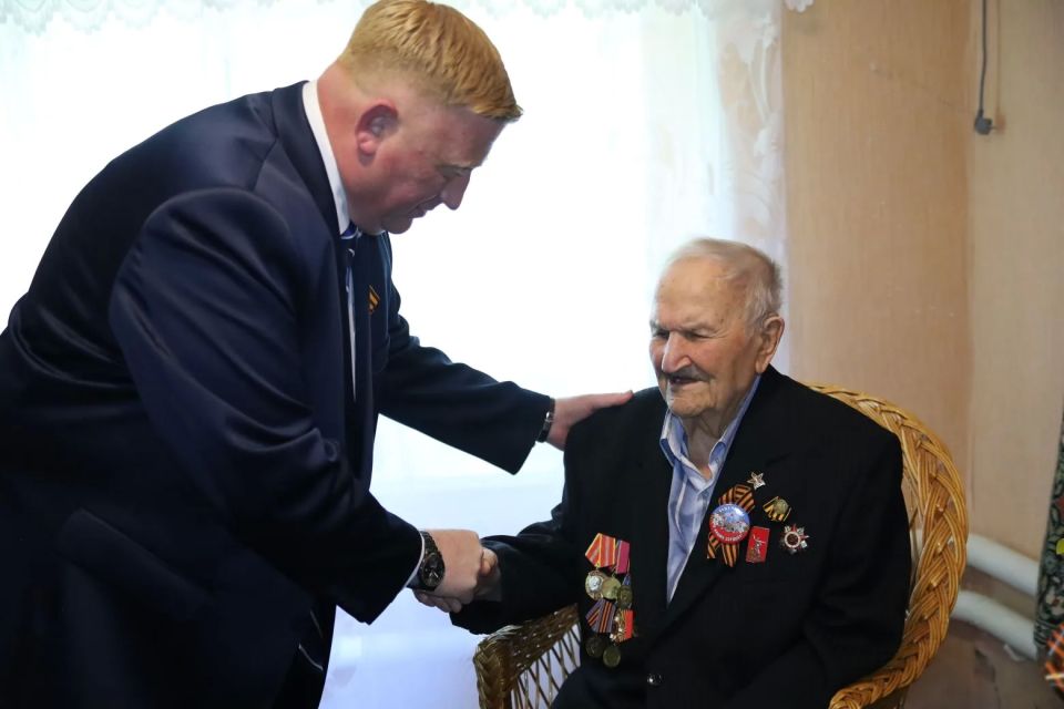 Виктор Водолацкий: В преддверии Дня Великой Победы вместе с депутатом Народного Совета ЛНР Леоновым В.В. посетил ветерана Великой Отечественной войны - Сергея Семёновича Ткаченко Виктор Водолацкий: В преддверии Дня Великой Победы вместе с депутатом Народного Совета ЛНР Леоновым В.В. посетил ветерана Великой Отечественной войны - Сергея Семёновича Ткаченко