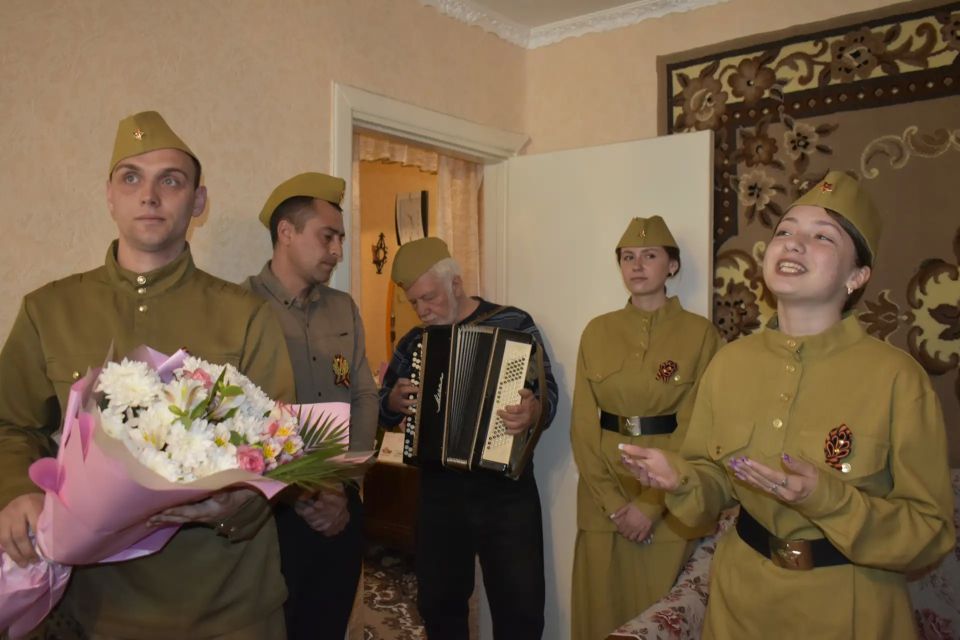 Глава Перевальского муниципалитета и Прокурор района поздравили ветеранов ВОВ с Днем Победы Глава Перевальского муниципалитета и Прокурор района поздравили ветеранов ВОВ с Днем Победы