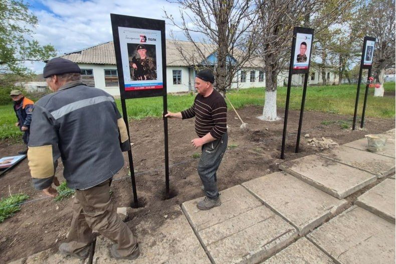 В селе Медвежанка ко Дню Победы провели уборку Аллеи Славы В селе Медвежанка ко Дню Победы провели уборку Аллеи Славы