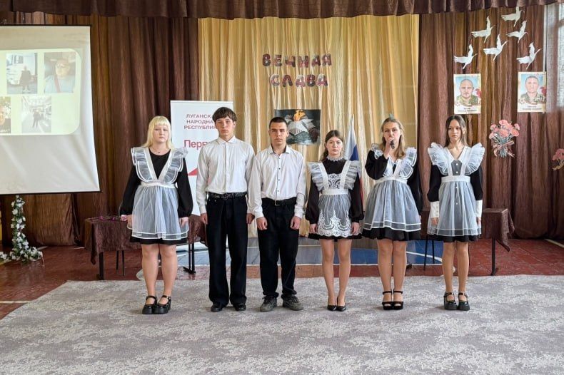 В стенах ГБОУ «Ленинская СШ№1» открыли Парту Героя В стенах ГБОУ «Ленинская СШ№1» открыли Парту Героя