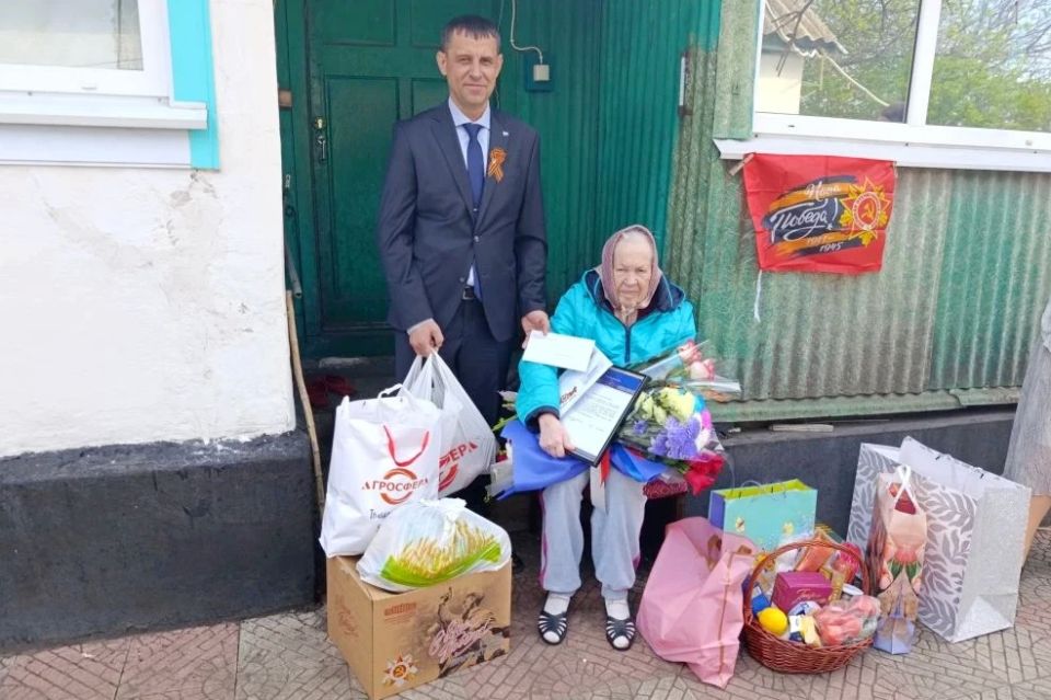 Накануне Дня Победы с руководителями делегаций шефов-регионов Красноярского края и Республики Тыва, представителями общественности, ведомств округа и молодежи поздравили Почетных граждан округа, наших дорогих ветеранов ВОВ... Накануне Дня Победы с руководителями делегаций шефов-регионов Красноярского края и Республики Тыва, представителями общественности, ведомств округа и молодежи поздравили Почетных граждан округа, наших дорогих ветеранов ВОВ...