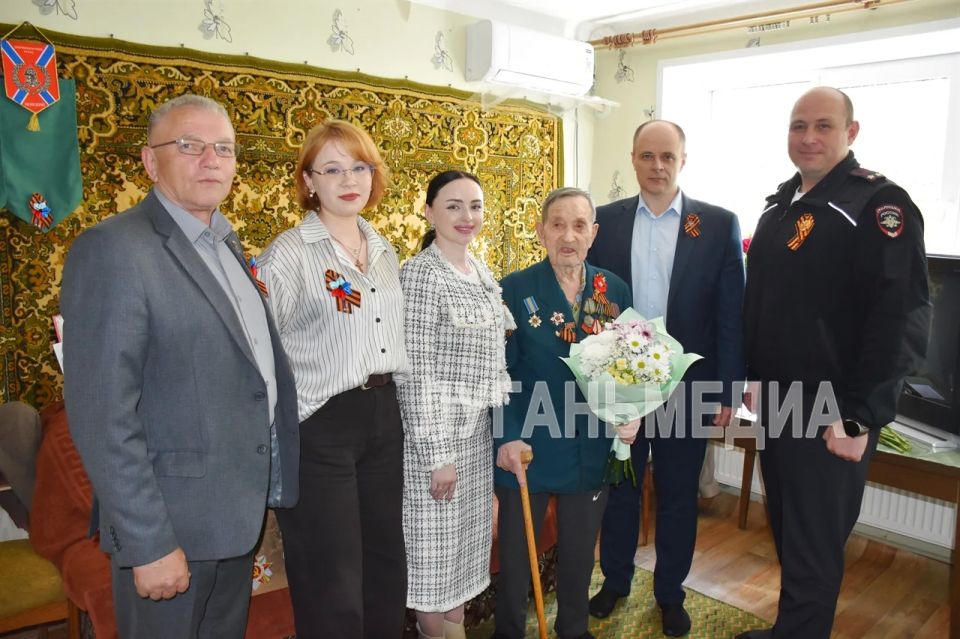 Ветераны Краснолучского округа получили поздравления с Днем Победы от имени Президента России и Главы ЛНР Ветераны Краснолучского округа получили поздравления с Днем Победы от имени Президента России и Главы ЛНР