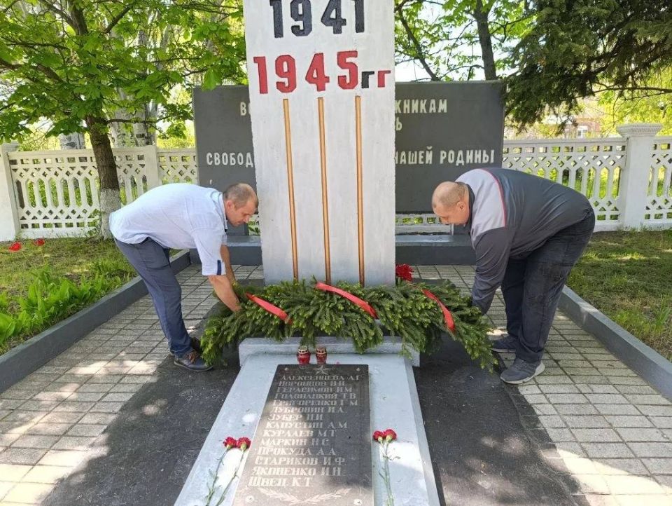В день памяти коллектив Луганской дистанции пути Луганского филиала ФГУП «ЖДН» возложили гирлянду Славы к Стелле погибших железнодорожников, почтили минутой молчания, и зажгли свечи памяти героям, которые ценной своей жизни... В день памяти коллектив Луганской дистанции пути Луганского филиала ФГУП «ЖДН» возложили гирлянду Славы к Стелле погибших железнодорожников, почтили минутой молчания, и зажгли свечи памяти героям, которые ценной своей жизни...