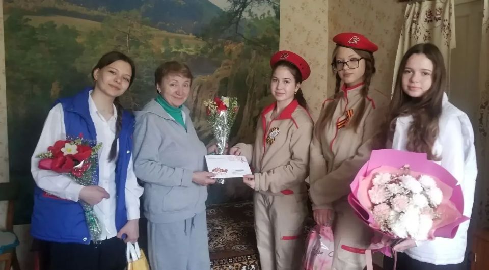 В эти дни, когда воздух наполнен предвкушением великого праздника – Дня Победы, учащиеся ровеньковских школ поздравили ветеранов и вручили им поздравительные письма от Президента РФ Владимира Путина В эти дни, когда воздух наполнен предвкушением великого праздника – Дня Победы, учащиеся ровеньковских школ поздравили ветеранов и вручили им поздравительные письма от Президента РФ Владимира Путина
