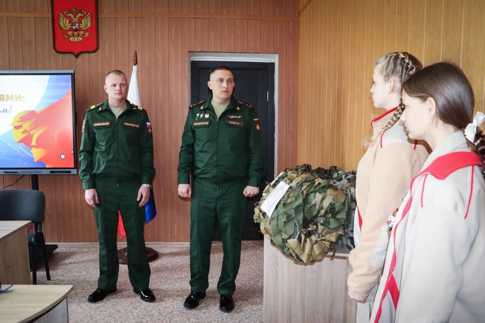 «Диалог с Героем»: юнармейцы Стаханова встретились с действующим офицером Владиславом Жуковым «Диалог с Героем»: юнармейцы Стаханова встретились с действующим офицером Владиславом Жуковым