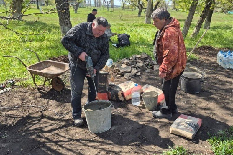 В селе Медвежанка ко Дню Победы провели уборку Аллеи Славы В селе Медвежанка ко Дню Победы провели уборку Аллеи Славы