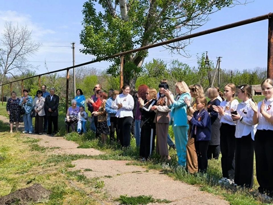 Рядом с клубом им. Фрунзе разрастается "Сад памяти" Рядом с клубом им. Фрунзе разрастается "Сад памяти"