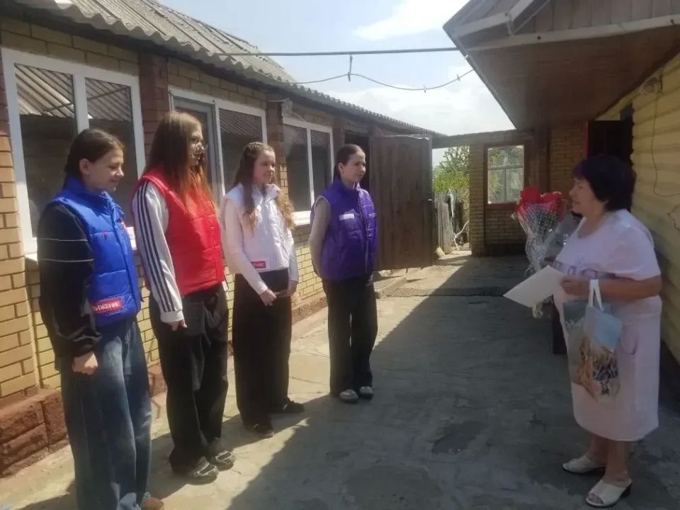 В эти дни, когда воздух наполнен предвкушением великого праздника – Дня Победы, учащиеся ровеньковских школ поздравили ветеранов и вручили им поздравительные письма от Президента РФ Владимира Путина В эти дни, когда воздух наполнен предвкушением великого праздника – Дня Победы, учащиеся ровеньковских школ поздравили ветеранов и вручили им поздравительные письма от Президента РФ Владимира Путина
