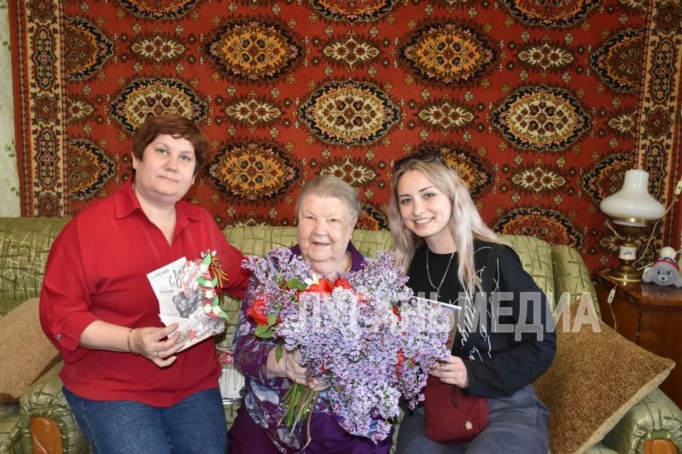 Журналисты редакции печатных СМИ г. Кировска ГБУ ЛНР «ЛУГАНЬМЕДИА» поздравили ветерана, ребенка войны Веру Петровну Якимчук с наступающим праздником Дня Победы Журналисты редакции печатных СМИ г. Кировска ГБУ ЛНР «ЛУГАНЬМЕДИА» поздравили ветерана, ребенка войны Веру Петровну Якимчук с наступающим праздником Дня Победы