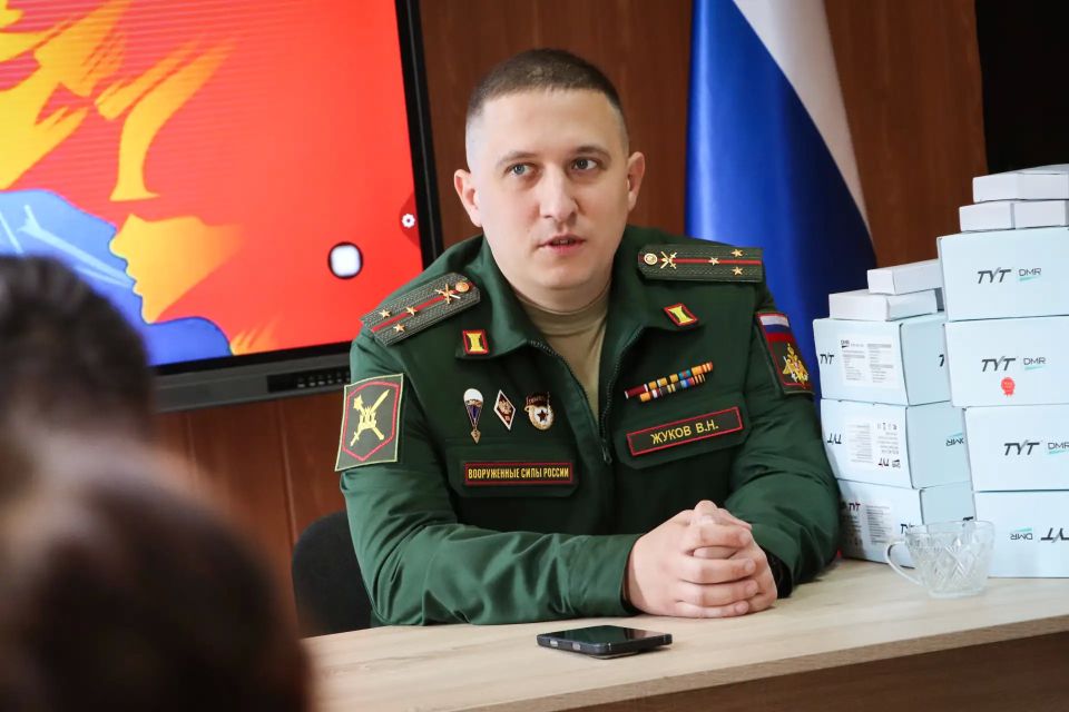 «Диалог с Героем»: юнармейцы Стаханова встретились с действующим офицером Владиславом Жуковым «Диалог с Героем»: юнармейцы Стаханова встретились с действующим офицером Владиславом Жуковым