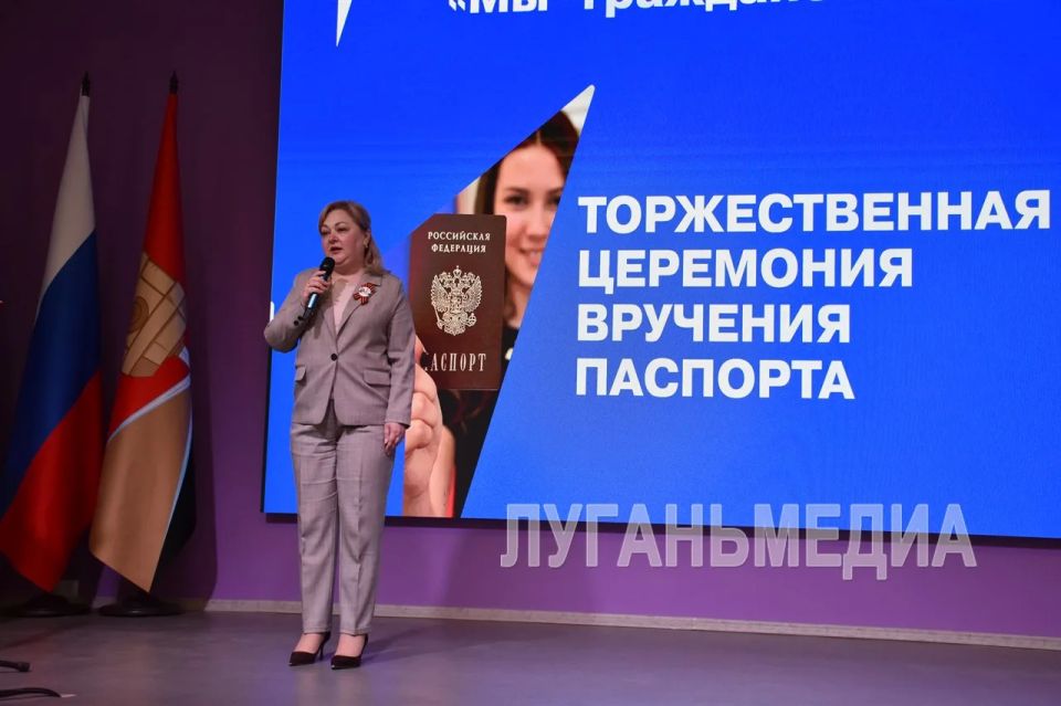 В Алчевском молодежном центре состоялась торжественная церемония вручения первых паспортов активистам «Движения Первых» В Алчевском молодежном центре состоялась торжественная церемония вручения первых паспортов активистам «Движения Первых»