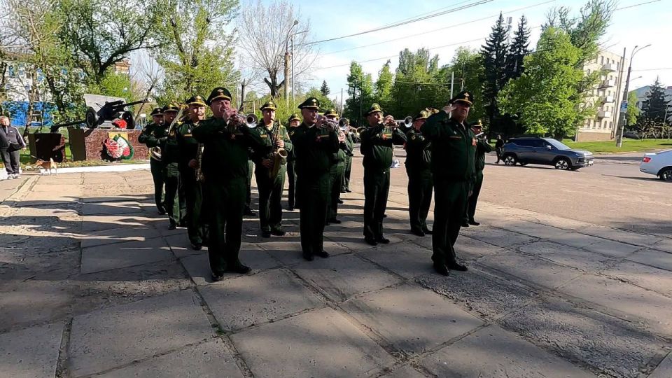В Луганске прошла торжественная церемония к 81-й годовщине Победы с участием сенатора Дарьи Лантратовой В Луганске прошла торжественная церемония к 81-й годовщине Победы с участием сенатора Дарьи Лантратовой
