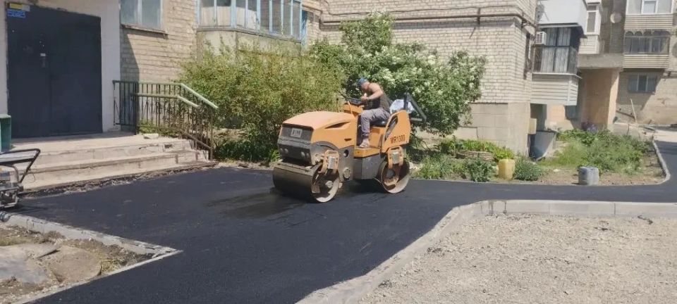 В Краснодоне продолжаем благоустройство дороги по улице Микроцентр В Краснодоне продолжаем благоустройство дороги по улице Микроцентр