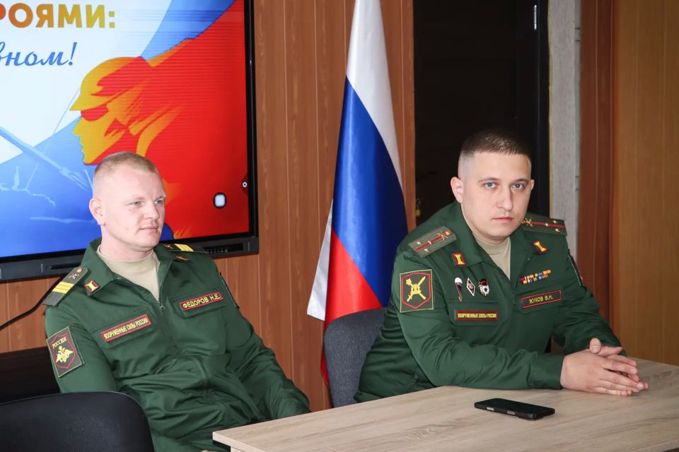 «Диалог с Героем»: юнармейцы Стаханова встретились с действующим офицером Владиславом Жуковым «Диалог с Героем»: юнармейцы Стаханова встретились с действующим офицером Владиславом Жуковым