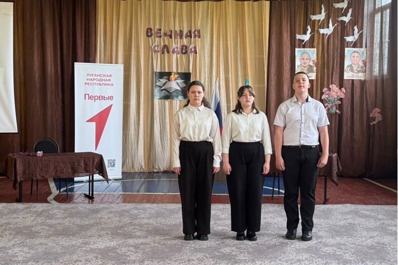 В стенах ГБОУ «Ленинская СШ№1» открыли Парту Героя В стенах ГБОУ «Ленинская СШ№1» открыли Парту Героя