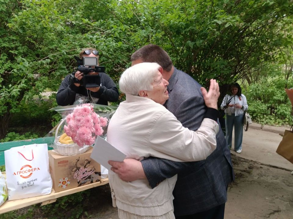 В Ровеньках поздравили жителя осажденного Сталинграда Глава городского округа город Ровеньки Андрей Рубанцов поздравил Суркову Ларису Александровну - жителя осажденного Сталинграда, с важной датой В Ровеньках поздравили жителя осажденного Сталинграда Глава городского округа город Ровеньки Андрей Рубанцов поздравил Суркову Ларису Александровну - жителя осажденного Сталинграда, с важной датой
