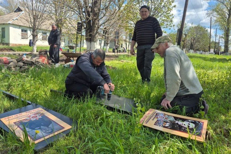 В селе Медвежанка ко Дню Победы провели уборку Аллеи Славы В селе Медвежанка ко Дню Победы провели уборку Аллеи Славы