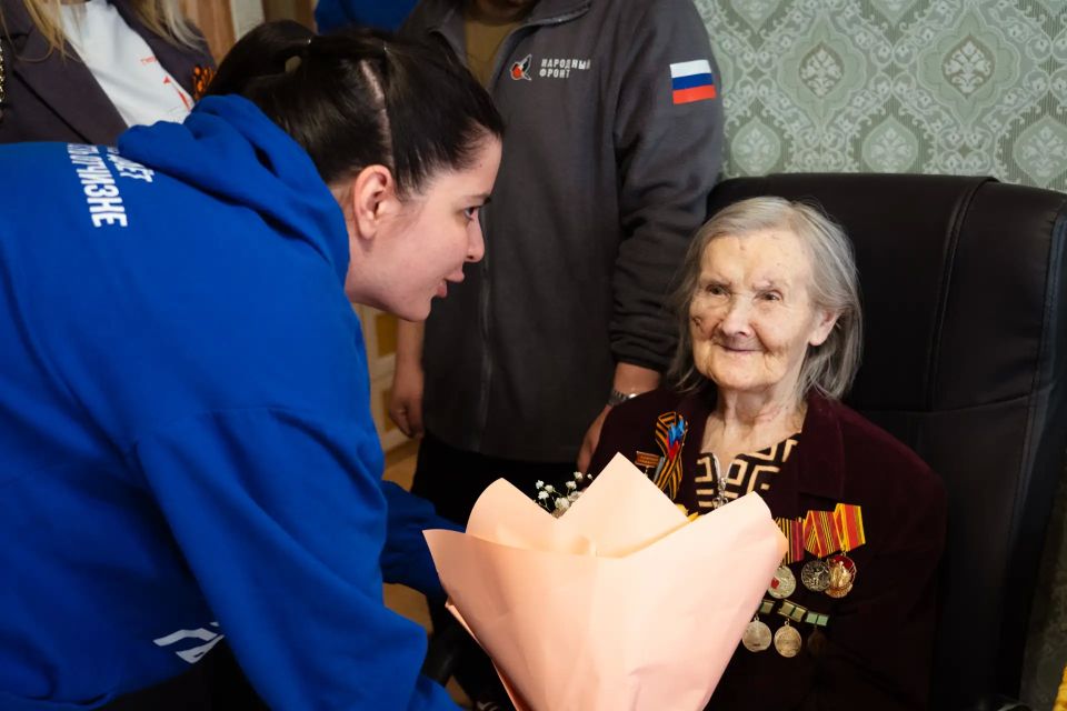 Сегодня снова поздравляли тех, кто живьём помнит тот самый победный май 1945-го Сегодня снова поздравляли тех, кто живьём помнит тот самый победный май 1945-го