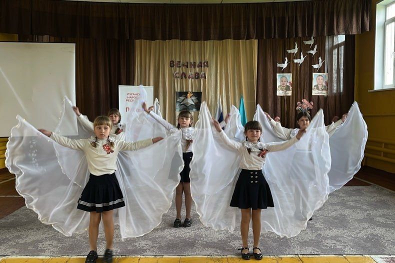В стенах ГБОУ «Ленинская СШ№1» открыли Парту Героя В стенах ГБОУ «Ленинская СШ№1» открыли Парту Героя