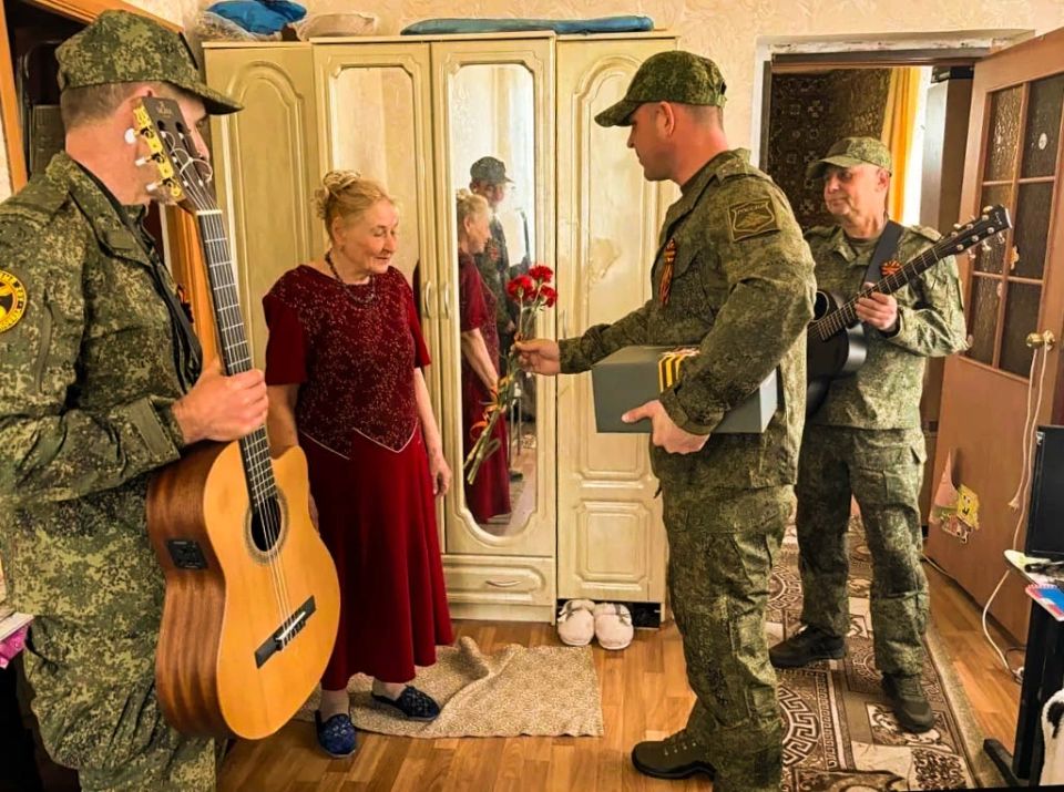 «Вы подарили мир, мы его отстаиваем»: ветеранов Луганска поздравили участники спецоперации «Вы подарили мир, мы его отстаиваем»: ветеранов Луганска поздравили участники спецоперации