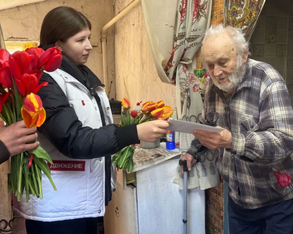 В эти дни, когда воздух наполнен предвкушением великого праздника – Дня Победы, учащиеся ровеньковских школ поздравили ветеранов и вручили им поздравительные письма от Президента РФ Владимира Путина В эти дни, когда воздух наполнен предвкушением великого праздника – Дня Победы, учащиеся ровеньковских школ поздравили ветеранов и вручили им поздравительные письма от Президента РФ Владимира Путина