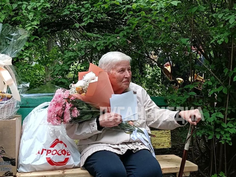 В преддверии Дня Великой Победы в нашем городском округе чествовали ветерана Великой Отечественной войны, жительницу осажденного Сталинграда Ларису Суркову В преддверии Дня Великой Победы в нашем городском округе чествовали ветерана Великой Отечественной войны, жительницу осажденного Сталинграда Ларису Суркову