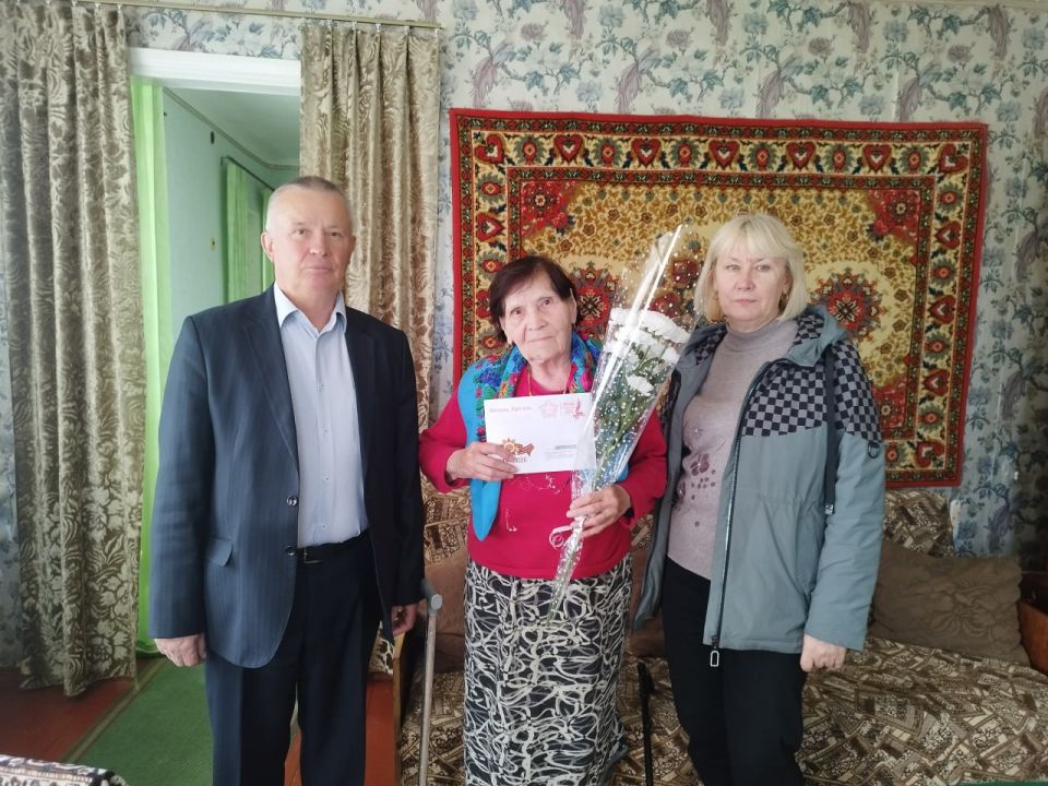 В рамках мероприятий, приуроченных к празднованию Дня Победы в Великой Отечественной войне, отдел по жизнеобеспечению пгт Краснодон, пгт Семейкина, пгт Энгельсово организовал вручение поздравительных писем от Президента... В рамках мероприятий, приуроченных к празднованию Дня Победы в Великой Отечественной войне, отдел по жизнеобеспечению пгт Краснодон, пгт Семейкина, пгт Энгельсово организовал вручение поздравительных писем от Президента...