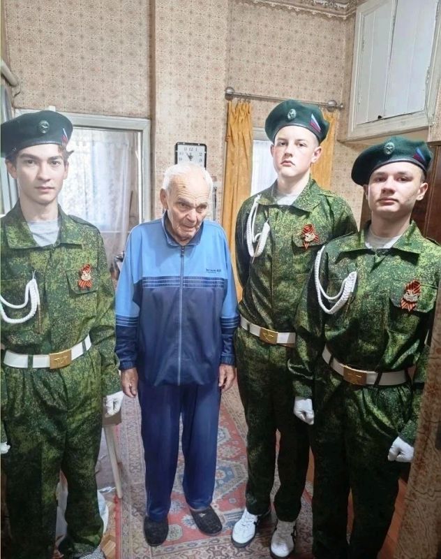 Сотрудники отделов по жизнеобеспечению продолжают поздравлять ветеранов Лутугинщины Сотрудники отделов по жизнеобеспечению продолжают поздравлять ветеранов Лутугинщины