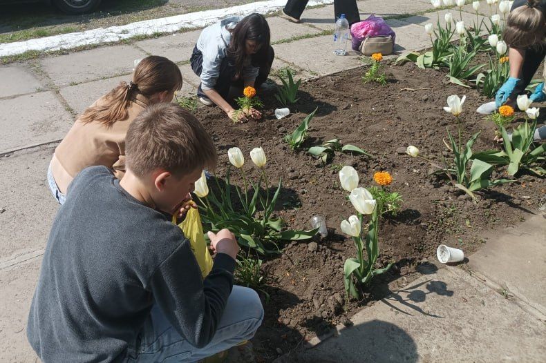 В населённых пунктах округа продолжаются субботники В населённых пунктах округа продолжаются субботники