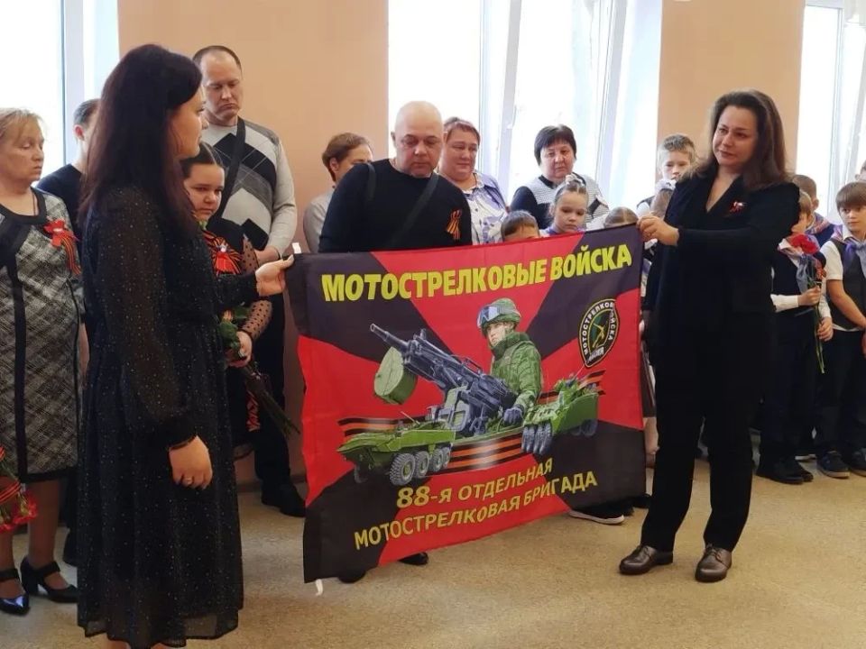 В УВК №10 состоялось открытие Парты Героя в память об участнике СВО и выпускнике Владиславе Ткаченко В УВК №10 состоялось открытие Парты Героя в память об участнике СВО и выпускнике Владиславе Ткаченко