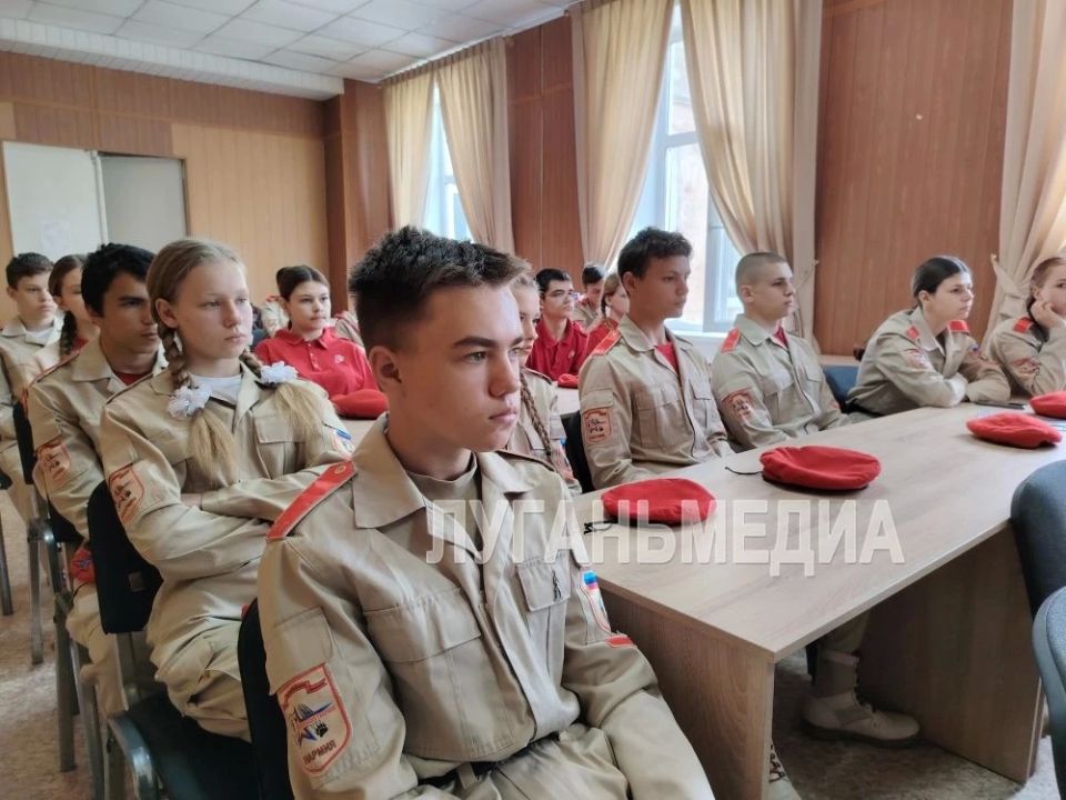 В рамках проекта «Диалоги с Героями» в Стаханове состоялась встреча молодежи с участником специальной военной операции Владиславом Николаевичем Жуковым В рамках проекта «Диалоги с Героями» в Стаханове состоялась встреча молодежи с участником специальной военной операции Владиславом Николаевичем Жуковым