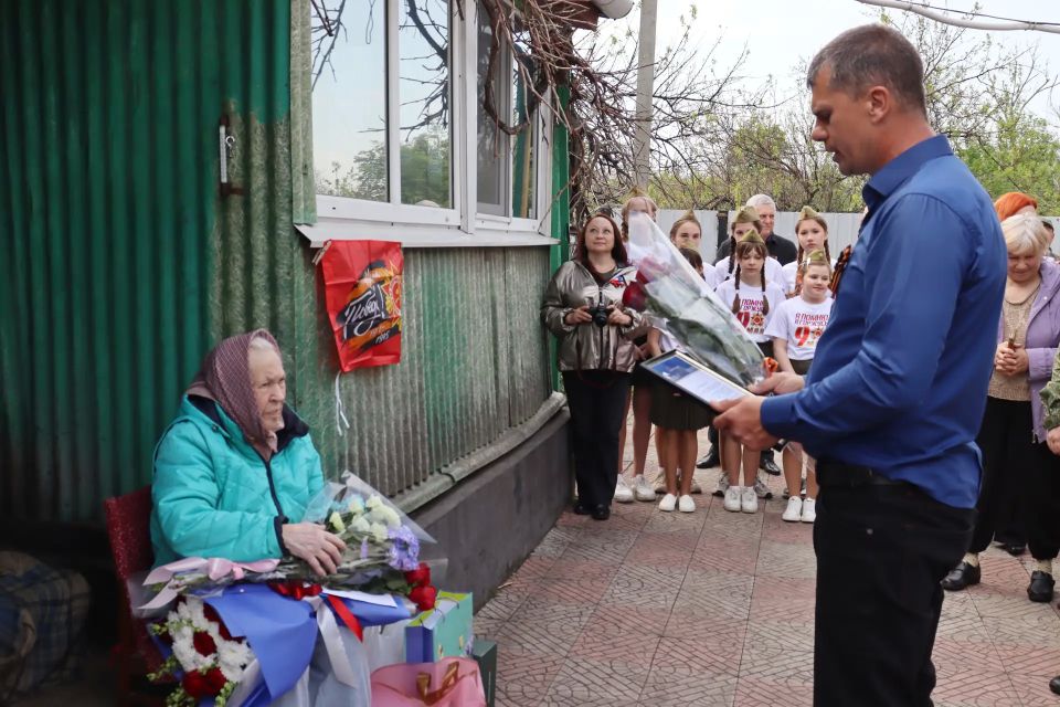 Накануне Дня Победы с руководителями делегаций шефов-регионов Красноярского края и Республики Тыва, представителями общественности, ведомств округа и молодежи поздравили Почетных граждан округа, наших дорогих ветеранов ВОВ... Накануне Дня Победы с руководителями делегаций шефов-регионов Красноярского края и Республики Тыва, представителями общественности, ведомств округа и молодежи поздравили Почетных граждан округа, наших дорогих ветеранов ВОВ...