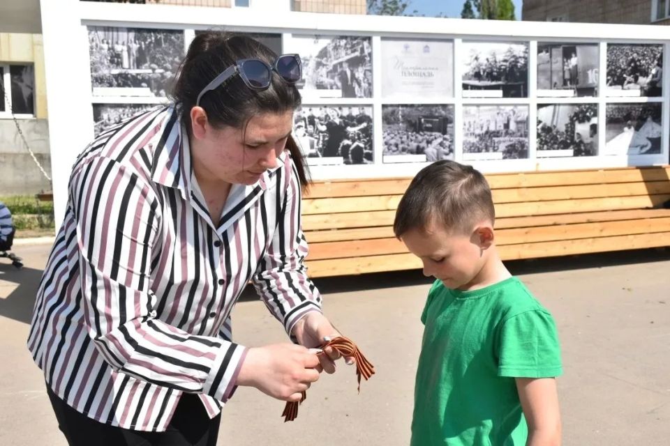 Символ мужества на груди: как лутугинская молодёжь зажгла «пламенную» ленту в преддверии 9 Мая Символ мужества на груди: как лутугинская молодёжь зажгла «пламенную» ленту в преддверии 9 Мая