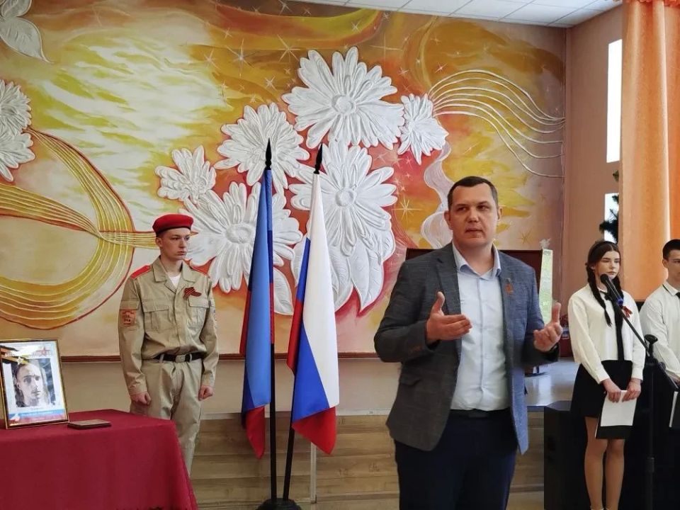 В УВК №10 состоялось открытие Парты Героя в память об участнике СВО и выпускнике Владиславе Ткаченко В УВК №10 состоялось открытие Парты Героя в память об участнике СВО и выпускнике Владиславе Ткаченко