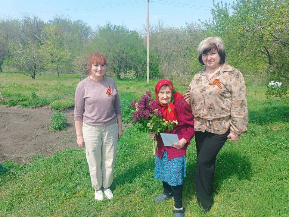 В населенных пунктах Краснодонского округа поздравили ветеранов с Днем Победы В населенных пунктах Краснодонского округа поздравили ветеранов с Днем Победы