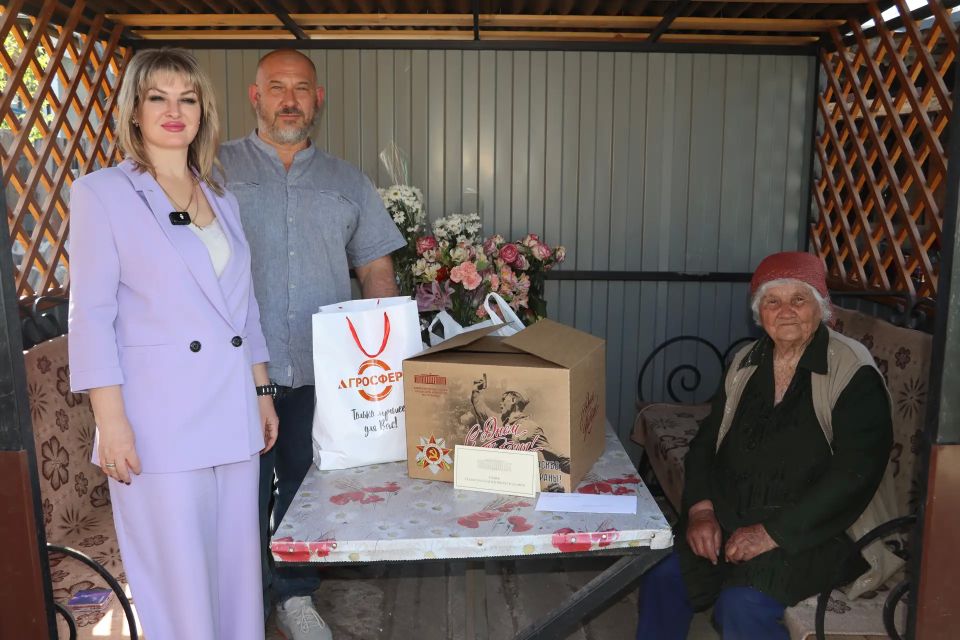 Передала Прасковье Филипповне подарок от Главы Республики Леонида Ивановича Пасечника Передала Прасковье Филипповне подарок от Главы Республики Леонида Ивановича Пасечника