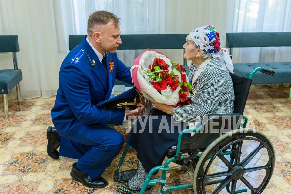 Представители Администрации Луганска поздравили ветеранов с Днем Победы Представители Администрации Луганска поздравили ветеранов с Днем Победы