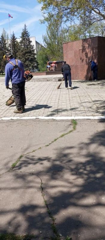 В преддверии 9 мая в Лисичанске продолжаются работы по приведению в порядок памятных мест В преддверии 9 мая в Лисичанске продолжаются работы по приведению в порядок памятных мест