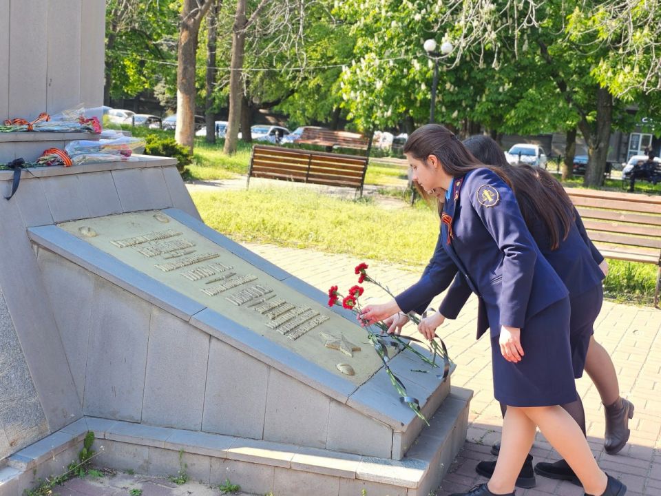 В Луганске, на площади Революции, находится место, которое является символом несгибаемого мужества и жертвенной любви к Отечеству – братская могила шести советских офицеров, погибших в боях за освобождение города от... В Луганске, на площади Революции, находится место, которое является символом несгибаемого мужества и жертвенной любви к Отечеству – братская могила шести советских офицеров, погибших в боях за освобождение города от...