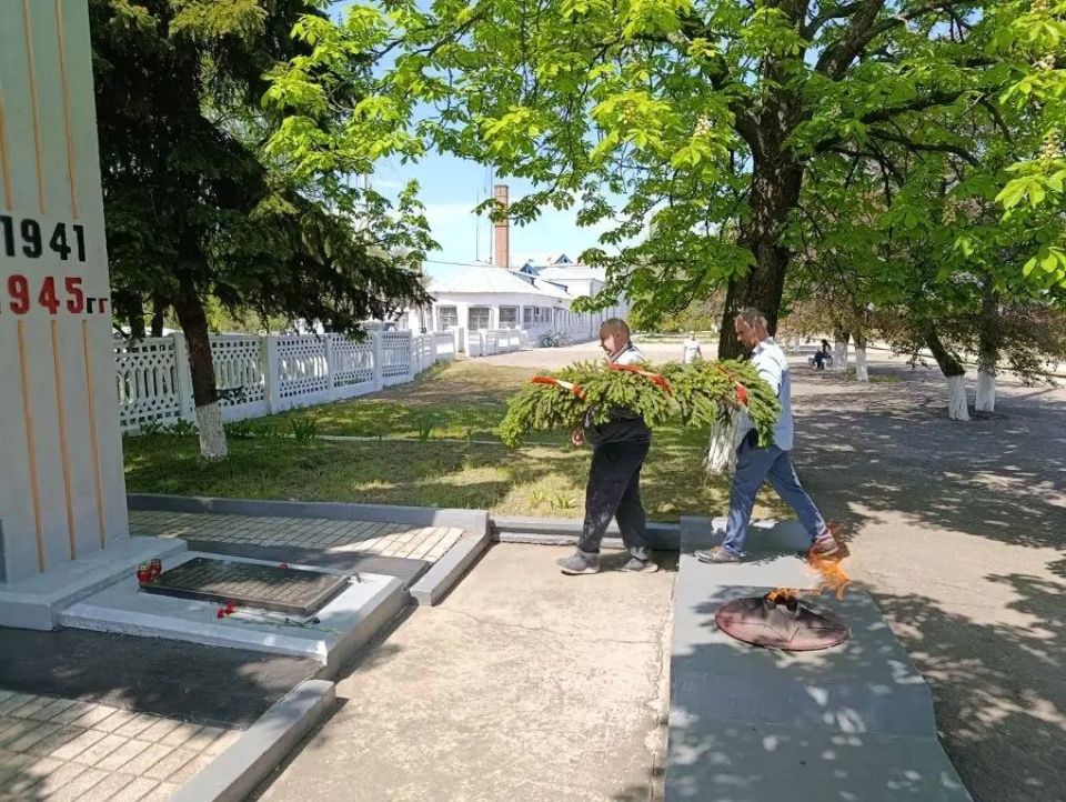 В день памяти коллектив Луганской дистанции пути Луганского филиала ФГУП «ЖДН» возложили гирлянду Славы к Стелле погибших железнодорожников, почтили минутой молчания, и зажгли свечи памяти героям, которые ценной своей жизни... В день памяти коллектив Луганской дистанции пути Луганского филиала ФГУП «ЖДН» возложили гирлянду Славы к Стелле погибших железнодорожников, почтили минутой молчания, и зажгли свечи памяти героям, которые ценной своей жизни...