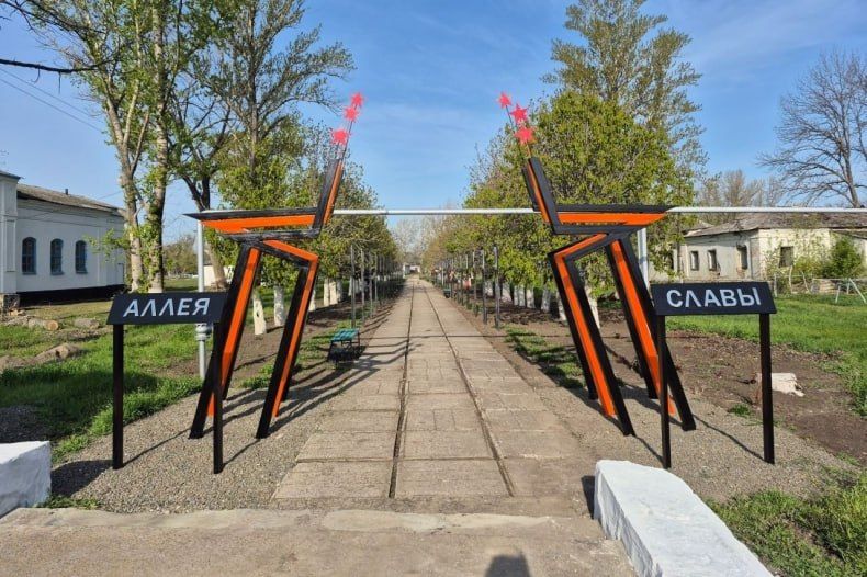В селе Медвежанка ко Дню Победы провели уборку Аллеи Славы В селе Медвежанка ко Дню Победы провели уборку Аллеи Славы