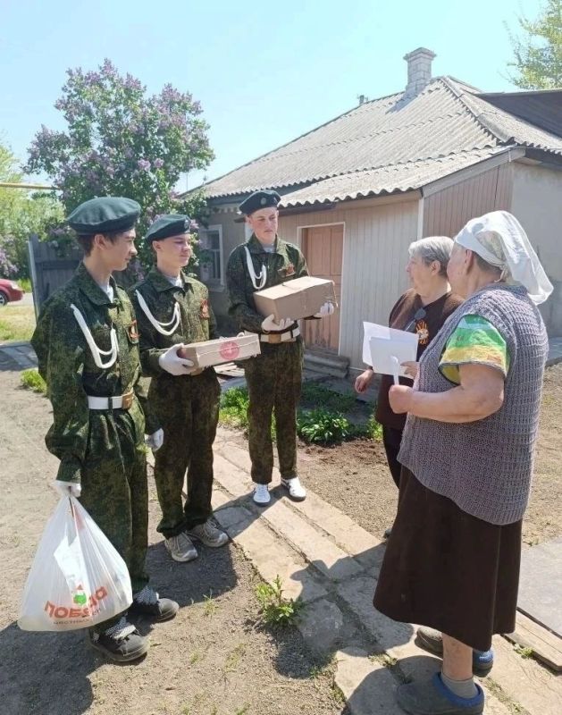 Сотрудники отделов по жизнеобеспечению продолжают поздравлять ветеранов Лутугинщины Сотрудники отделов по жизнеобеспечению продолжают поздравлять ветеранов Лутугинщины