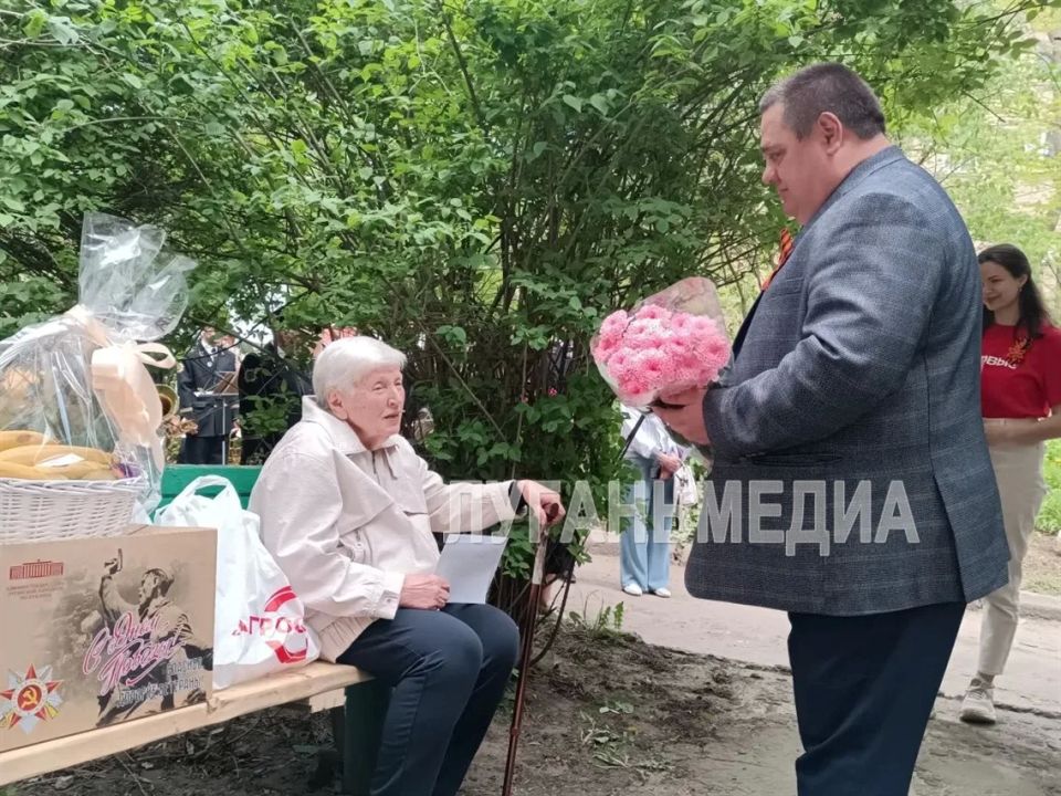 В преддверии Дня Великой Победы в нашем городском округе чествовали ветерана Великой Отечественной войны, жительницу осажденного Сталинграда Ларису Суркову В преддверии Дня Великой Победы в нашем городском округе чествовали ветерана Великой Отечественной войны, жительницу осажденного Сталинграда Ларису Суркову