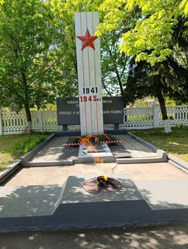 В день памяти коллектив Луганской дистанции пути Луганского филиала ФГУП «ЖДН» возложили гирлянду Славы к Стелле погибших железнодорожников, почтили минутой молчания, и зажгли свечи памяти героям, которые ценной своей жизни... В день памяти коллектив Луганской дистанции пути Луганского филиала ФГУП «ЖДН» возложили гирлянду Славы к Стелле погибших железнодорожников, почтили минутой молчания, и зажгли свечи памяти героям, которые ценной своей жизни...