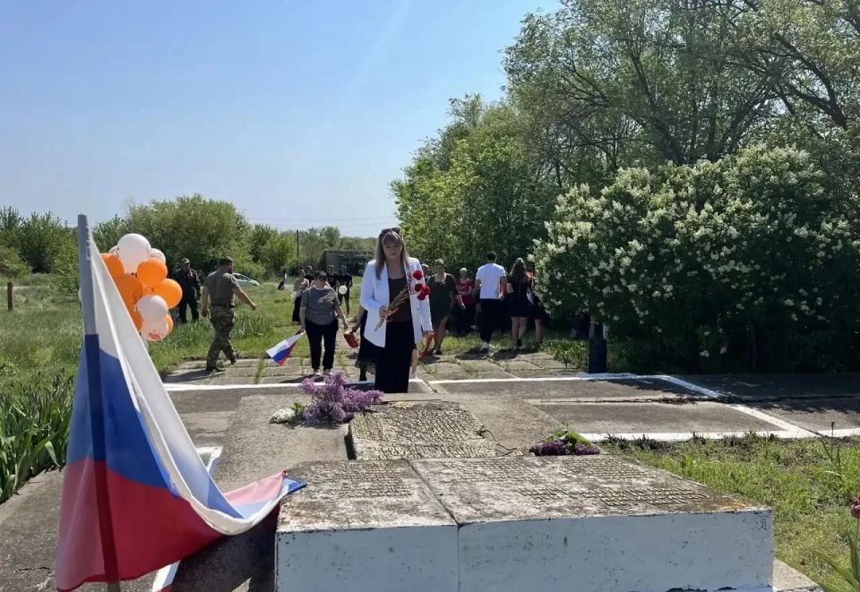 Сегодня, в годовщину празднования Великой Победы, сотрудники отдела по жизнеобеспечению пгт Новосветловка, села Белоскелеватое, села Пархоменко и поселка Хрящеватое во главе с начальником отдела Натальей Толощук возложили... Сегодня, в годовщину празднования Великой Победы, сотрудники отдела по жизнеобеспечению пгт Новосветловка, села Белоскелеватое, села Пархоменко и поселка Хрящеватое во главе с начальником отдела Натальей Толощук возложили...