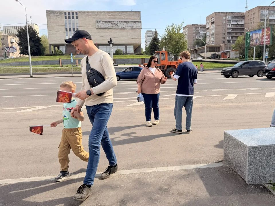 Галина Дуброва: Победный май. Вместе с муниципальным депутатом Арсеном Серджаном, ребятами из Молодежной организации ЛДПР ЛНР и Блока Жириновского мы вышли на улицы Луганска, чтобы подарить людям частичку праздника Дня... Галина Дуброва: Победный май. Вместе с муниципальным депутатом Арсеном Серджаном, ребятами из Молодежной организации ЛДПР ЛНР и Блока Жириновского мы вышли на улицы Луганска, чтобы подарить людям частичку праздника Дня...