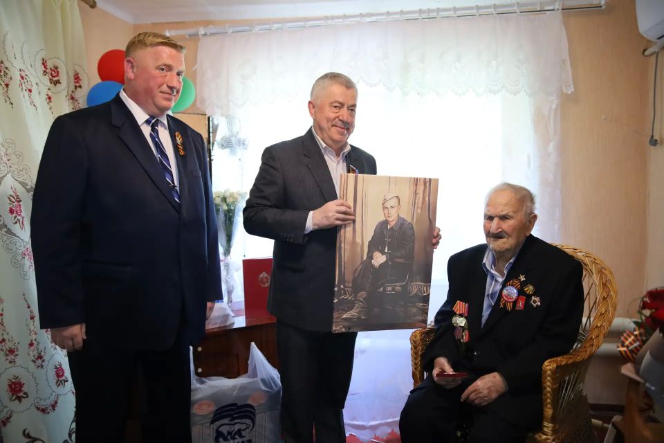 В преддверии Дня Победы единороссы поздравили ветерана Сергея Ткаченко В преддверии Дня Победы единороссы поздравили ветерана Сергея Ткаченко